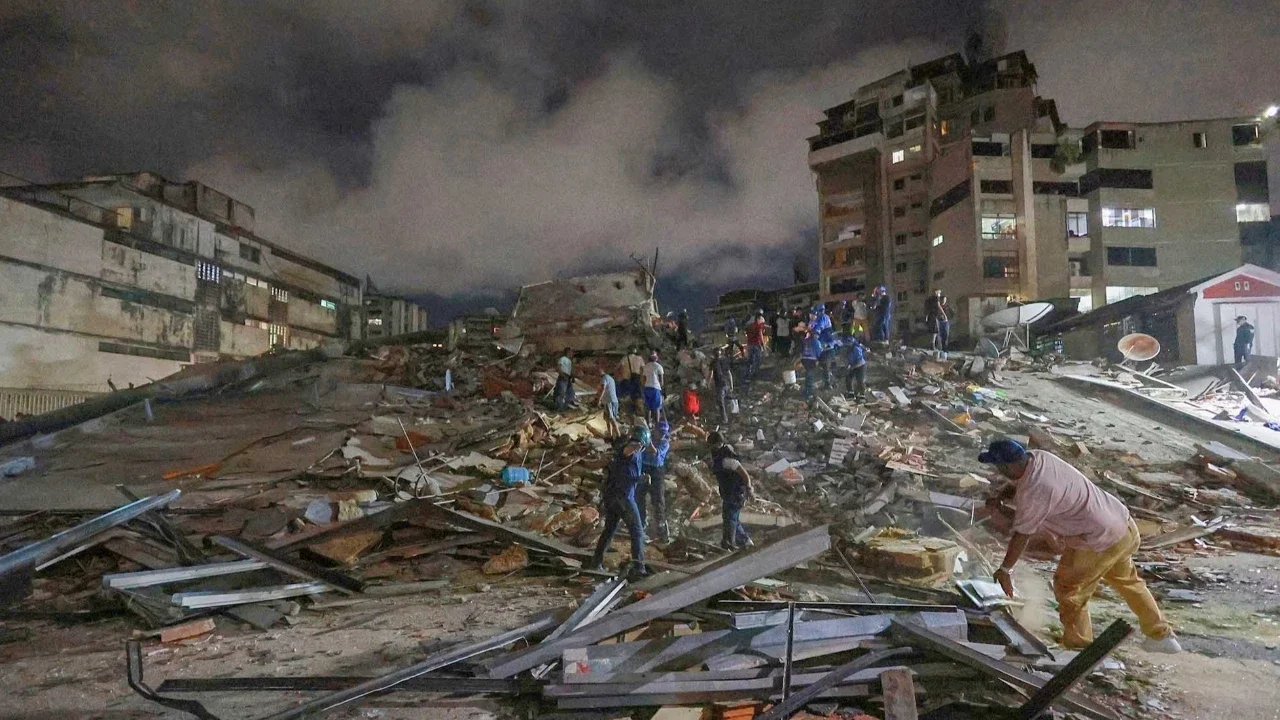 Para petugas penyelamat menyisir reruntuhan setelah gempa bumi di Caracas, Venezuela, Rabu, (24/06/2026).