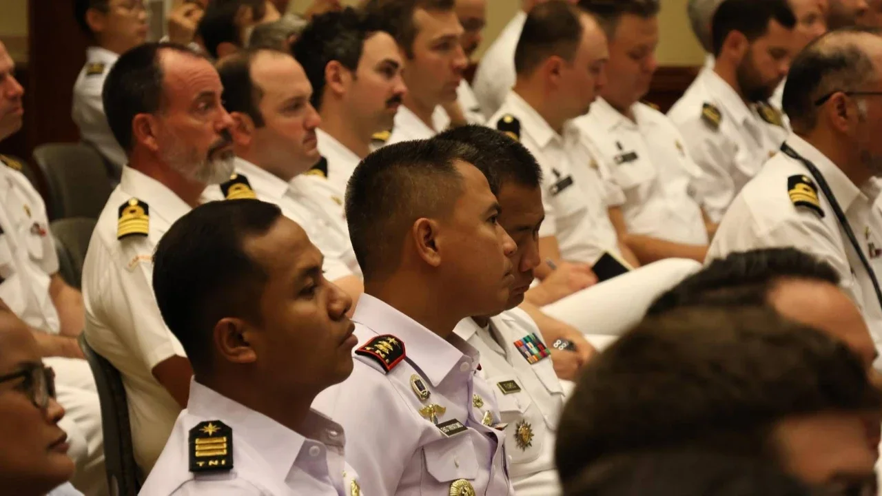 Personel TNI Angkatan Laut bersama kontingen Indonesia mengikuti Opening Brief Latihan Multilateral Rim of the Pacific (RIMPAC) 2026 di Ford Island Conference Center, Hawaii, Amerika Serikat, kamis (26/06/2026).
