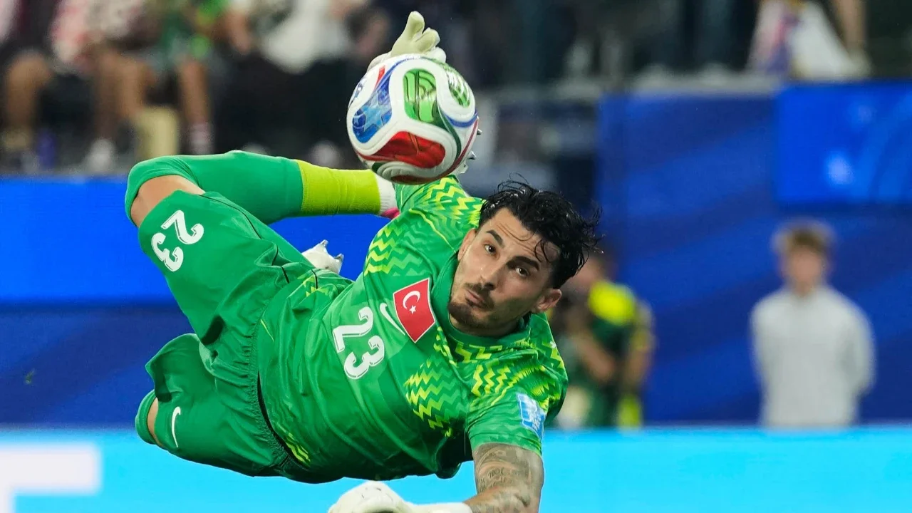 Kiper Turki Ugurcan Cakir melakukan penyelamatan saat pertandingan sepak bola Grup D Piala Dunia melawan Amerika Serikat di Inglewood, California, dekat Los Angeles, Kamis (25/06/2026).