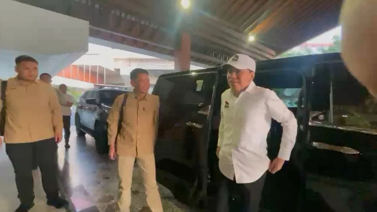 Kenakan Baju dan Topi PSI, Jokowi Bertolak ke Lampung dari Bandara Adi Soemarmo