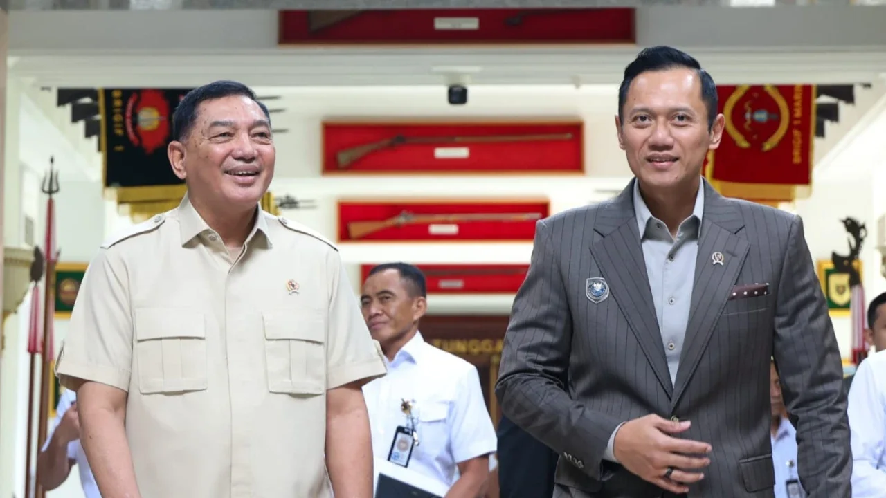 Menteri Koordinator Bidang Infrastruktur dan Pembangunan Kewilayahan Agus Harimurti Yudhoyono (AHY)  bersama Menteri Pertahanan Sjafrie Sjamsoeddin saat melakukan pertemuan di Kantor Kementerian Pertahanan, Jakarta, Kamis (25/6/2026)
