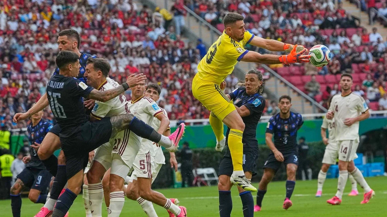 Kiper Spanyol Unai Simon meraih bola saat pertandingan sepak bola Grup H Piala Dunia antara Uruguay dan Spanyol di Zapopan, dekat Guadalajara, Meksiko, Jumat (26/06/2026).