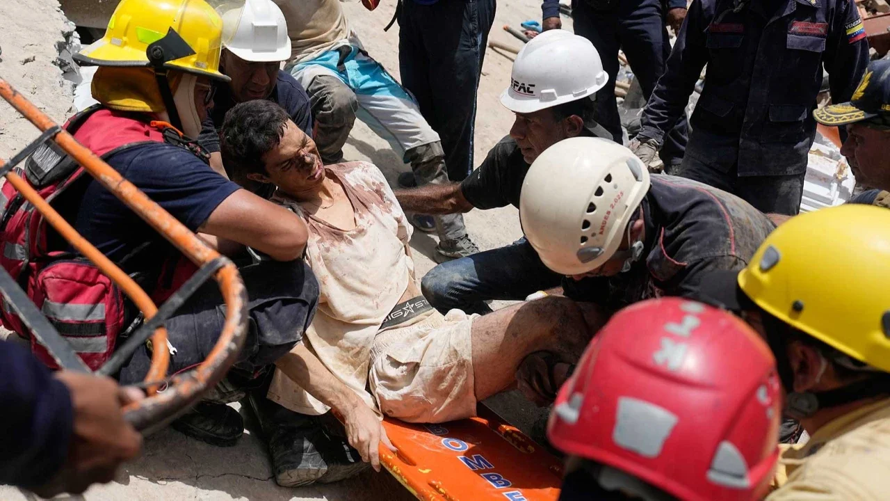 Petugas penyelamat membantu Daniel Cordero setelah menariknya dari reruntuhan dua hari setelah gempa bumi melanda Catia la Mar, Venezuela, Jumat (26/06/2026).