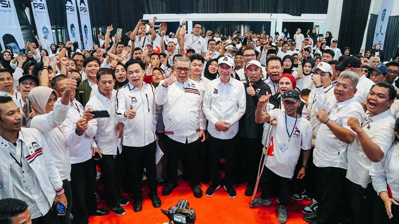 Kunjungi Sentra UMKM Maliosewu, Jokowi Jajan Es Teh dan Sosis Bakar