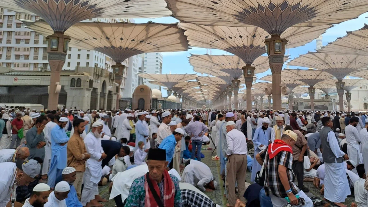 Bus yang mengangkut jemaah umrah asal Indonesia terbakar dalam perjalanan dari Mekkah menuju Madinah. (Merdeka.com)