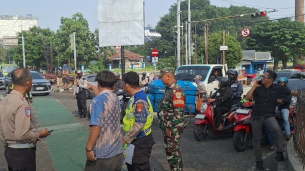 Mobil Boks Diduga Rem Blong Tabrak Pemotor Depan Unisma Bekasi, Satu Orang Tewas dan Lima Luka-Luka