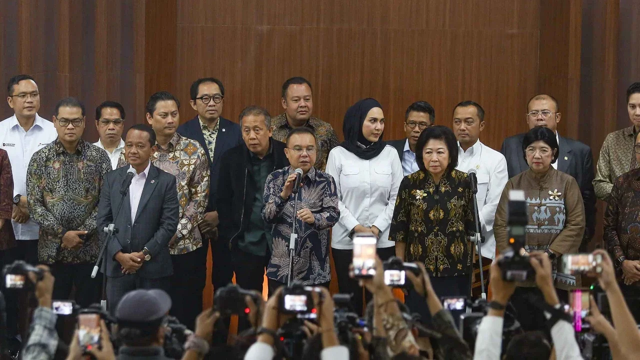 Wakil Ketua DPR Sufmi Dasco Ahmad (tengah) bersama Menteri ESDM Bahlil Lahadalia (kiri) dan Wakil Ketua Dewan Ekonomi Nasional (DEN) Mari Elka Pangestu (kanan) menyampaikan keterangan pers usai rapat koordinasi di Kompleks Parlemen, Senayan, Jakarta, Senin (29/6/2026).