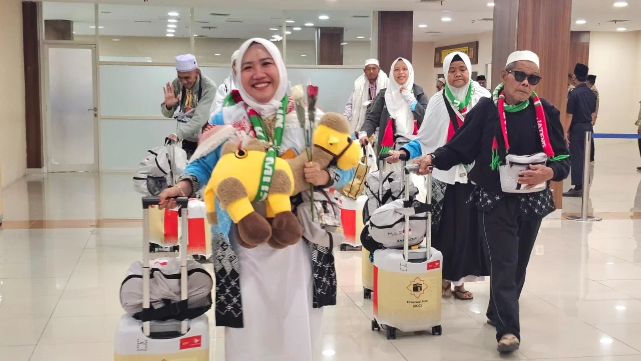 358 Jemaah Haji Kloter Pertama Mendarat di Bandara Adi Soemarmo Solo, Begini Alur Pemeriksaannya