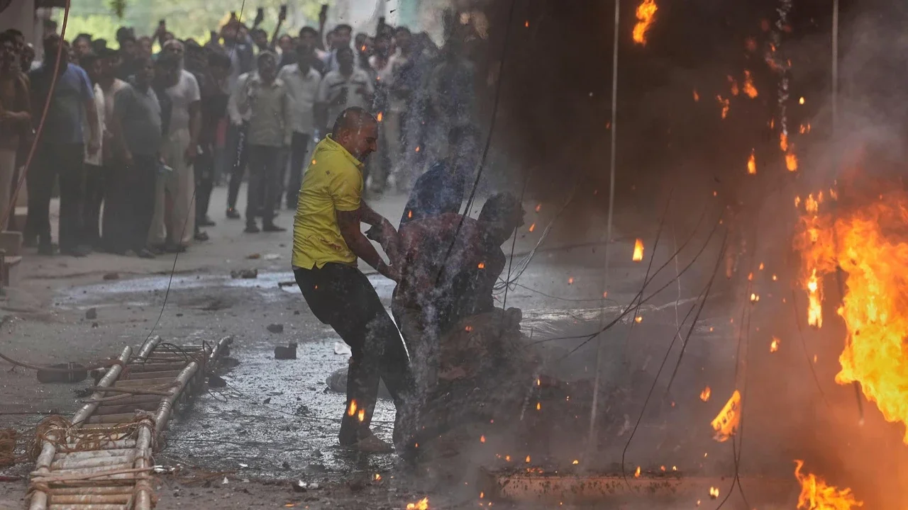 Warga setempat menyelamatkan seorang warga negara asing dari kebakaran hotel di New Delhi, India, Rabu (03/06/2026).