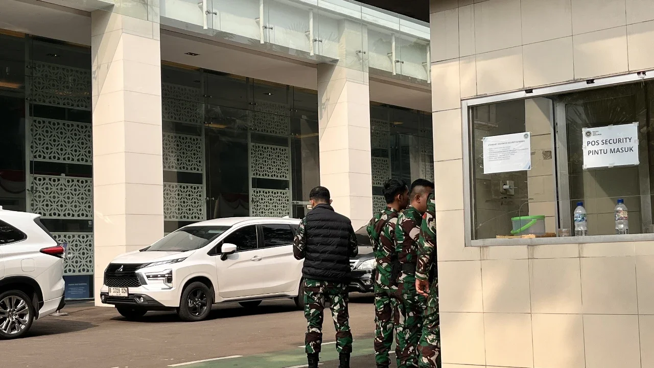 Kantor BGN Dijaga Ketat TNI, Sedang Digeledah Kejagung?