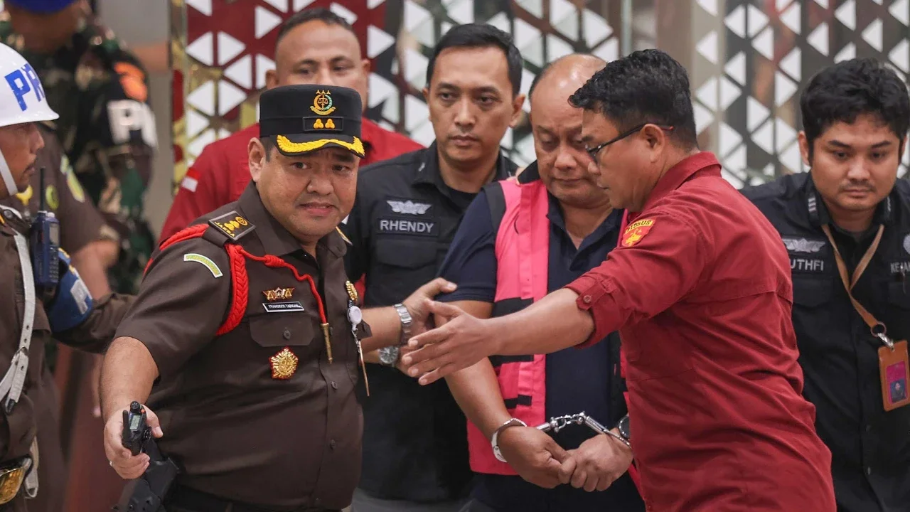 Mantan kepala Badan Gizi Nasional Dadan Hindayana digiring ke mobil tahanan usai menjalani pemeriksaan di Gedung Jampidsus Kejagung, Jakarta Selatan, Rabu (03/06/2026).