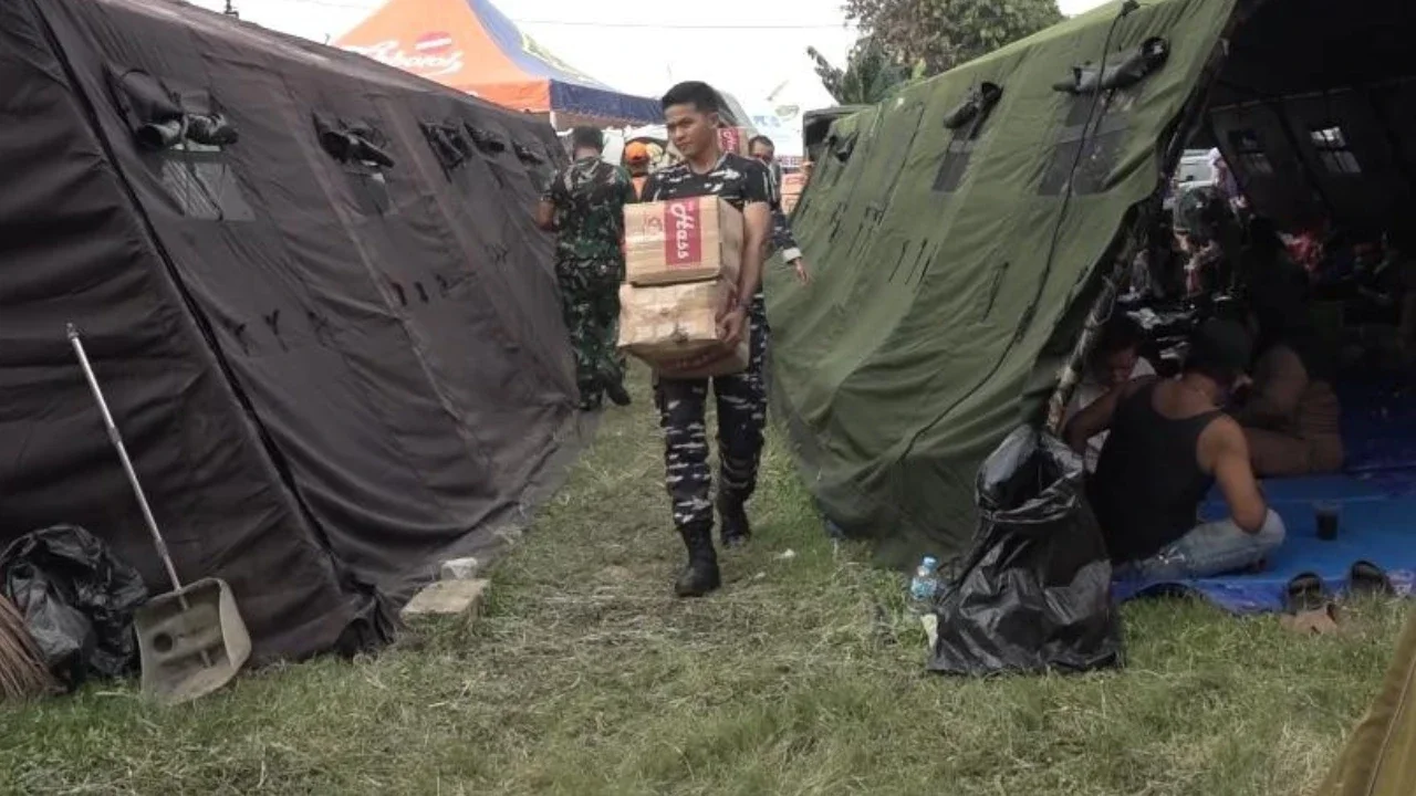 Personel TNI Angkatan Laut mendirikan tenda pengungsian dan menyalurkan bantuan kemanusiaan bagi warga terdampak kebakaran di Kemayoran, Jakarta Pusat, Selasa (2/6/2026).
