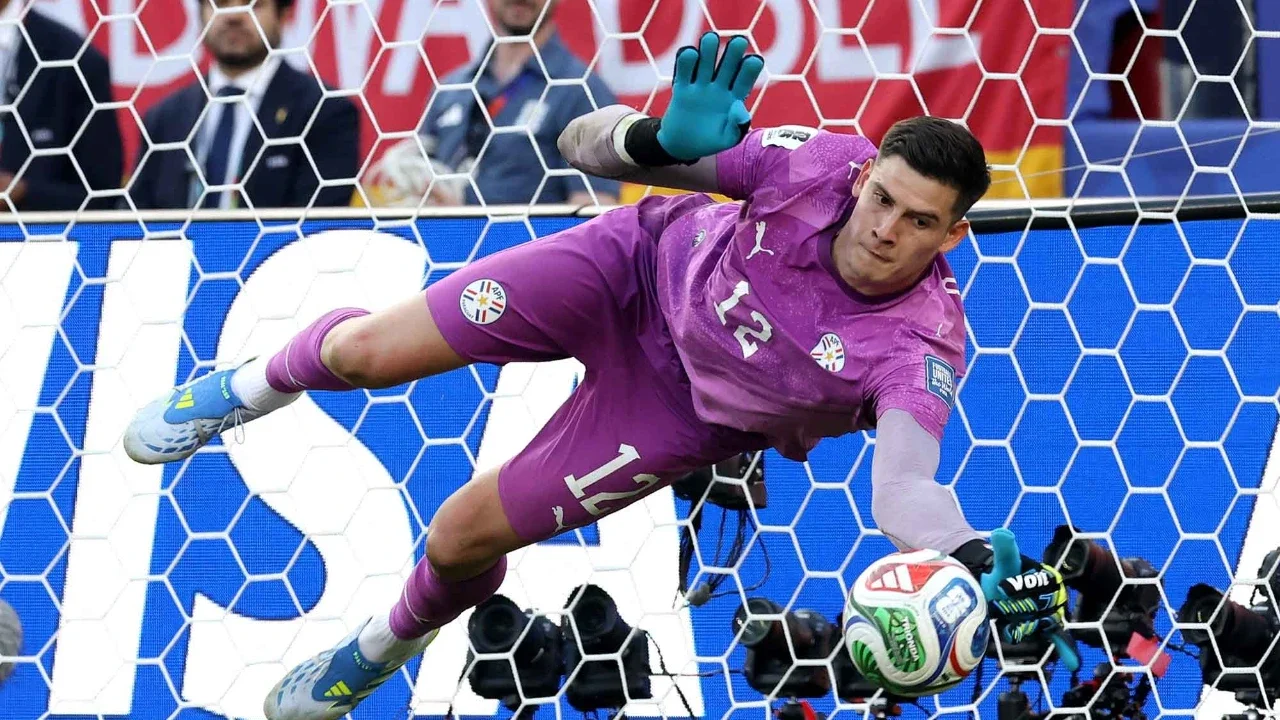 Kiper Paraguay  Orlando Gill Paraguay menyelamatkan penalti keempat dari pemain Jerman  Nick Woltemade dalam adu penalti selama pertandingan Babak 32 Besar Piala Dunia FIFA 2026 antara Jerman dan Paraguay di Stadion Boston pada 29 Juni 2026 di Foxborough, Massachusetts, AS, Senin (29/06/2026).