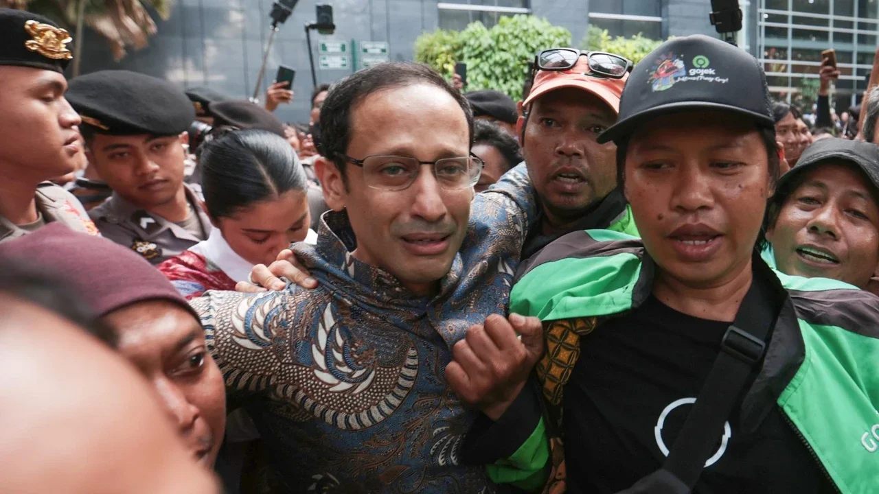 Terdakwa kasus dugaan korupsi pengadaan Chromebook di lingkungan Kemendikbudristek, Nadiem Anwar Makarim menangis bersama pendukungnya usai sidang vonis  di Gedung Pengadilan Tipikor, Jakarta Pusat, Selasa (30/6/2026).