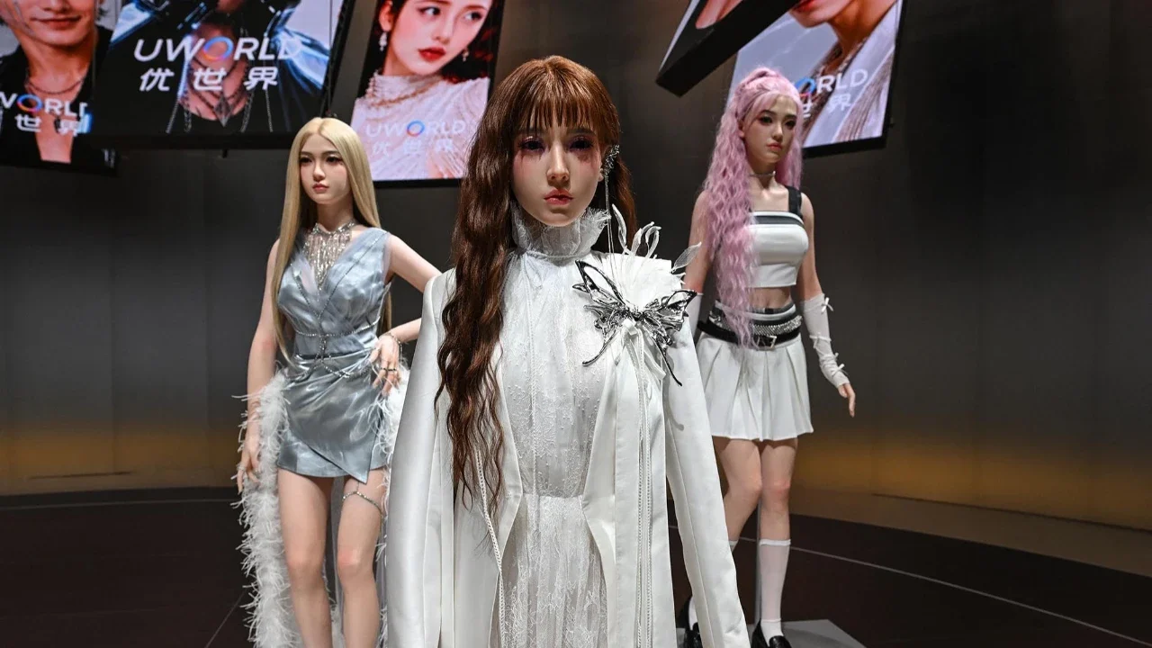 Robot humanoid dipamerkan  saat peluncuran robot humanoid U1 yang diproduksi oleh UWORLD, sebuah merek di bawah UBTECH Robotics, di Shenzhen, provinsi Guangdong, Tiongkok, Selasa (30/06/2026).