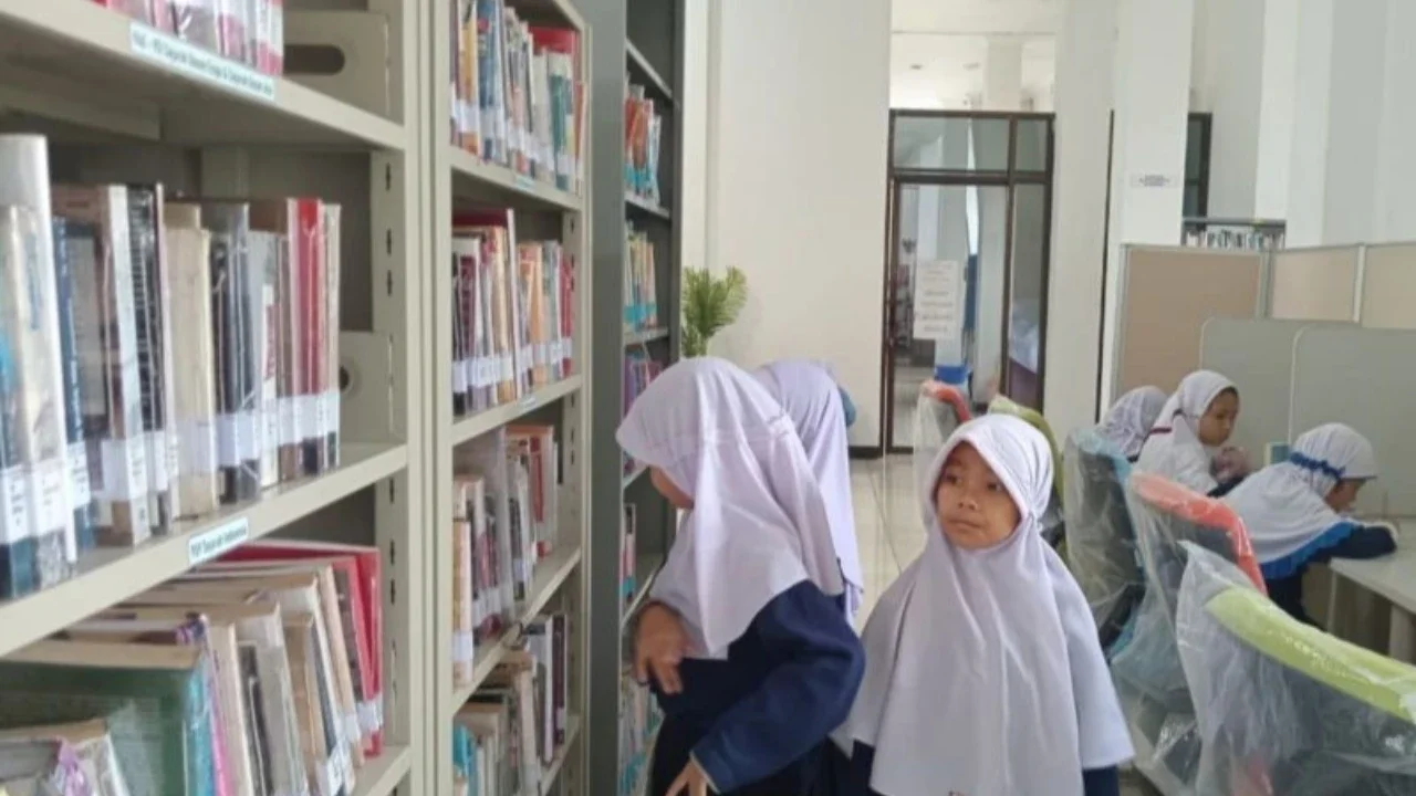 Senyum Anak-Anak di Wilayah Pedalaman Dapat Ribuan Buku