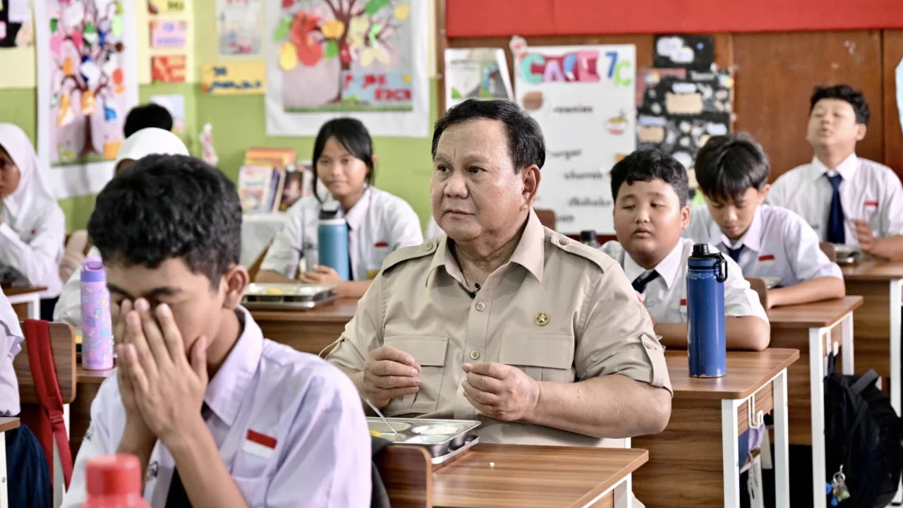 Testimoni Presiden Prabowo saat Coba MBG Bareng Anak Sekolah: Nasinya Pulen, Enggak Kalah Sama Restoran Jepang
