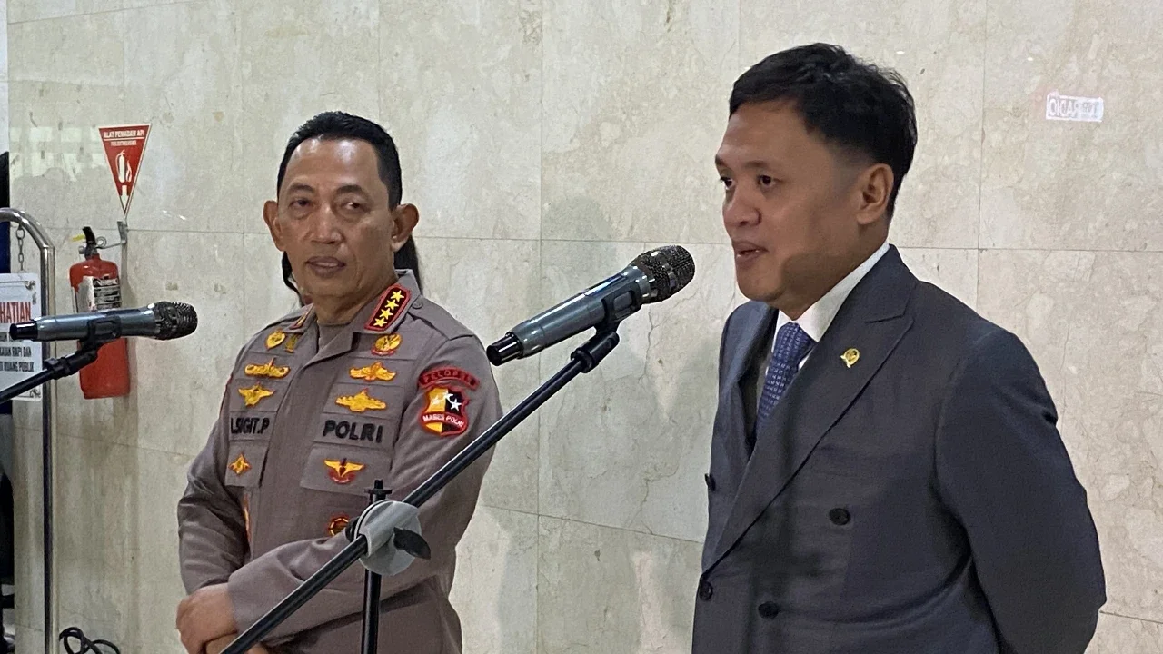 Kapolri Jendral Listyo Sigit Prabowo bersama Ketua Komisi III habiburokhman. (Liputan6.com/Delvira Hutabarat)