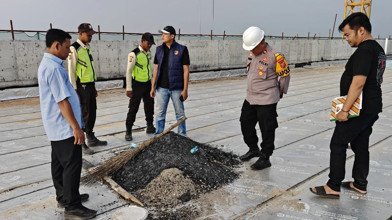 Polisi saat mengecek kepulan asap hitam di Subang