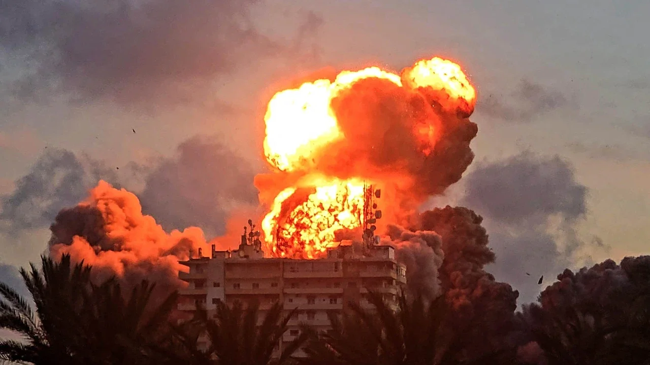 Bola api menyembur dari sebuah bangunan setelah serangan Israel di Tyre, Lebanon selatan, Kamis (28/05/ 2026).