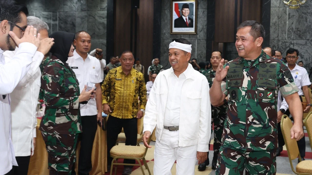 Kepala Staf Angkatan Darat Jenderal TNI Maruli Simanjuntak bersama Gubernur Jawa Barat Dedi Mulyadi saat menghadiri rapat koordinasi penanganan sampah dan mitigasi kemarau panjang di Mabesad, Jakarta, Kamis (4/6/2026).