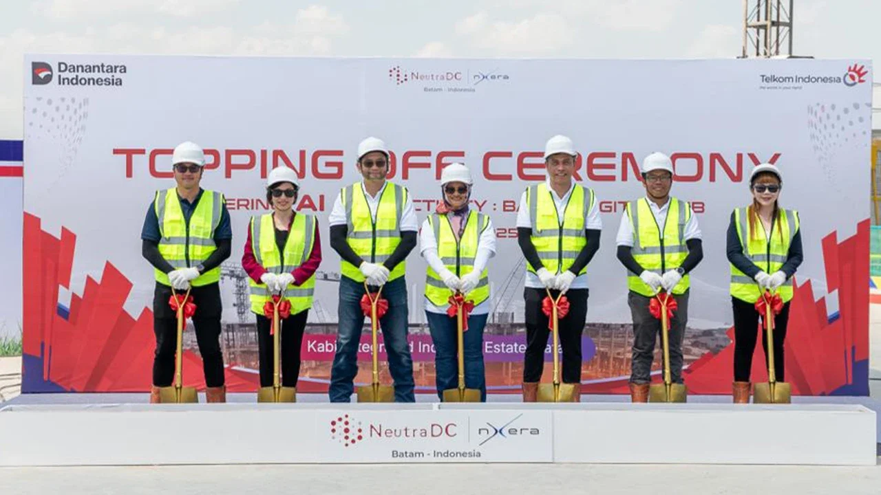 Direktur Utama Telkom Dian Siswarini (tengah) bersama Direktur Strategic Business Development & Portfolio Telkom Seno Soemadji (ketiga dari kiri), CEO NeutraDC Group Andreuw Th.A.F (ketiga dari kanan), serta jajaran Direksi dan Dewan Komisaris NeutraDC Group, saat melakukan topping off ceremony gedung pertama data center NeutraDC Nxera Batam (BTM-1), pada bulan Oktober 2025 lalu.