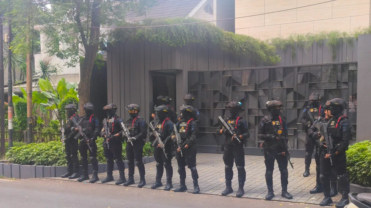 Rumah Silmy Karim Digeledah KPK, Brimob Bersenjata Lengkap Diterjunkan