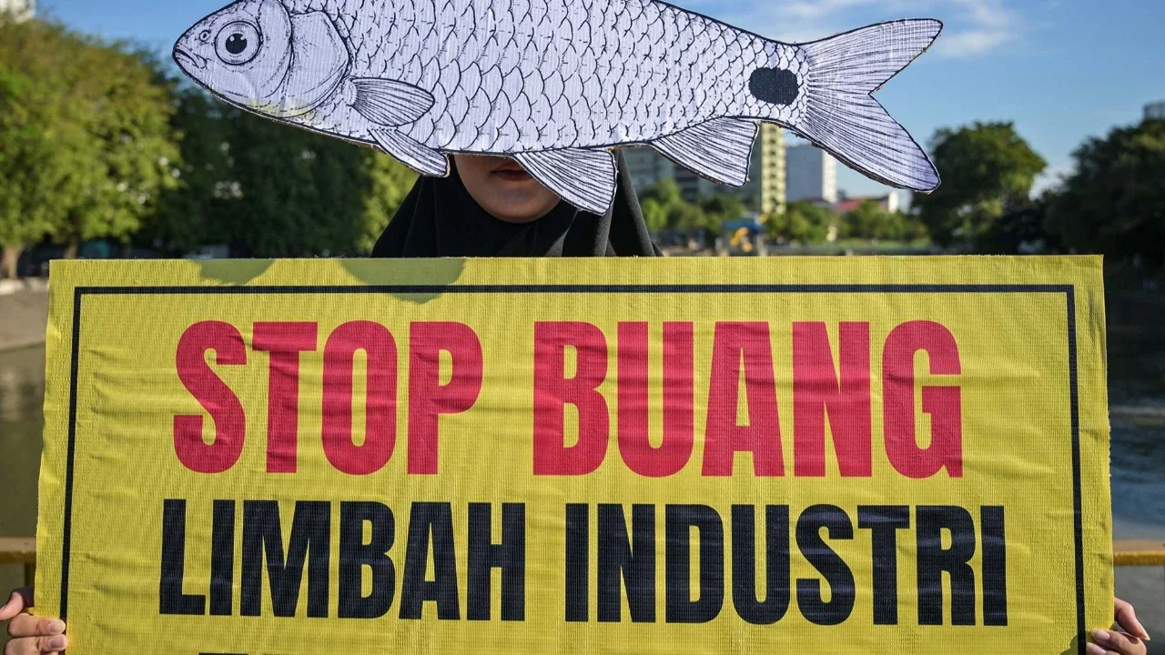 Aktivis Ecoton mengenakan topeng ikan saat menggelar aksi memperingati Hari Lingkungan Hidup Sedunia di Surabaya, Jawa Timur, Jumat (5/6/2026)