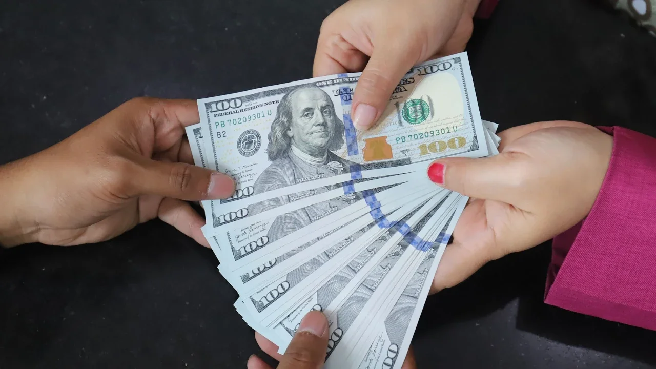 Karyawan menghitung mata uang Dolar AS di VIP Money Changer, Jakarta, Jumat (05/06/2026).