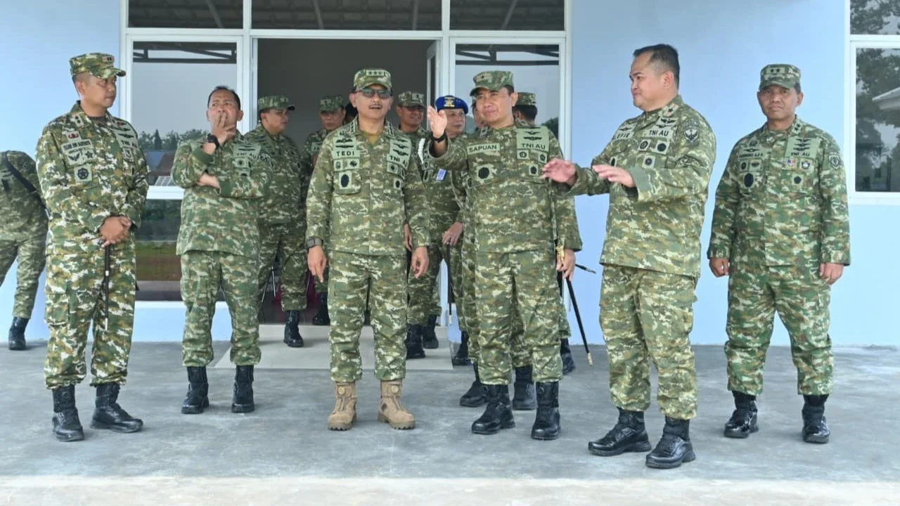 Wakil Kepala Staf Angkatan Udara (Wakasau) Marsdya TNI Tedi Rizalihadi didampingi Kepala Staf Komando Operasi Udara Nasional (Kaskoopsudnas) Marsda TNI Purwoko Aji Prabowo meninjau kesiapan Lanud R. Suryadi Suryadarma di Kalijati, Subang, Jawa Barat, Kamis (04/06/2026).