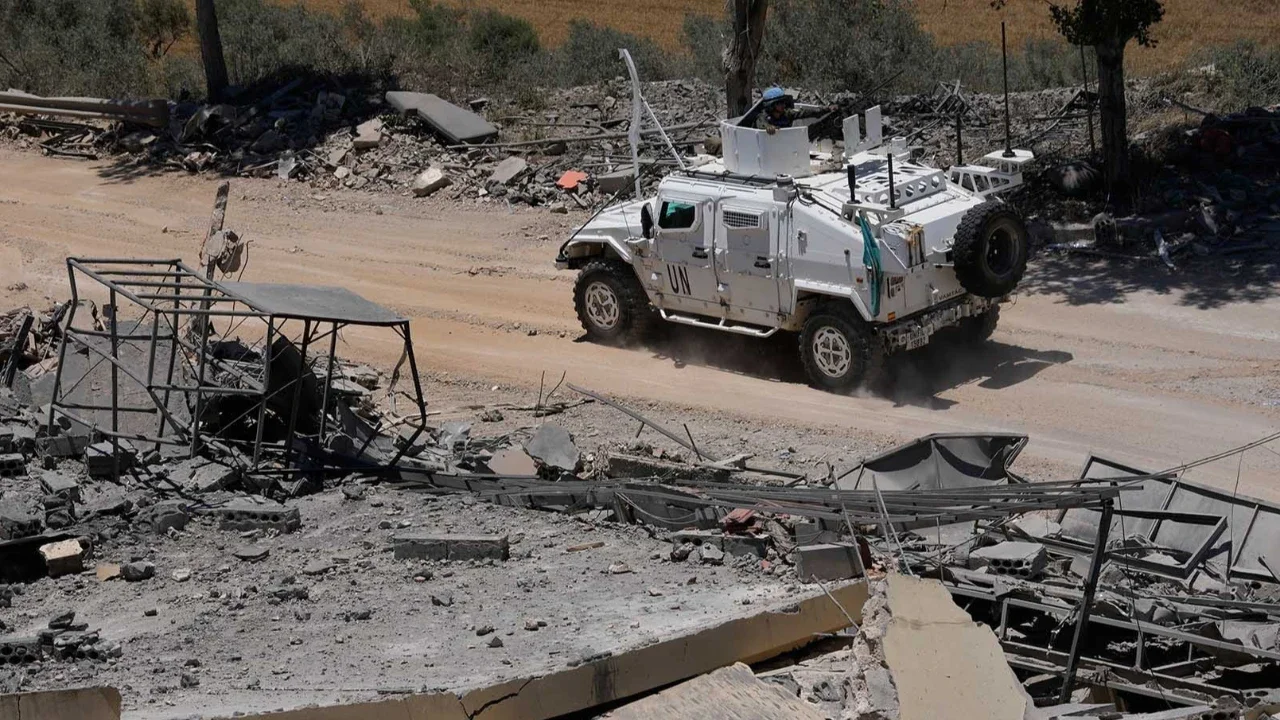 Sebuah kendaraan pasukan penjaga perdamaian PBB asal Spanyol melintas di depan rumah yang hancur akibat bentrokan antara pejuang Hizbullah dan pasukan Israel di Desa Dibbine, Lebanon tenggara, Jumat (5/6/2026).