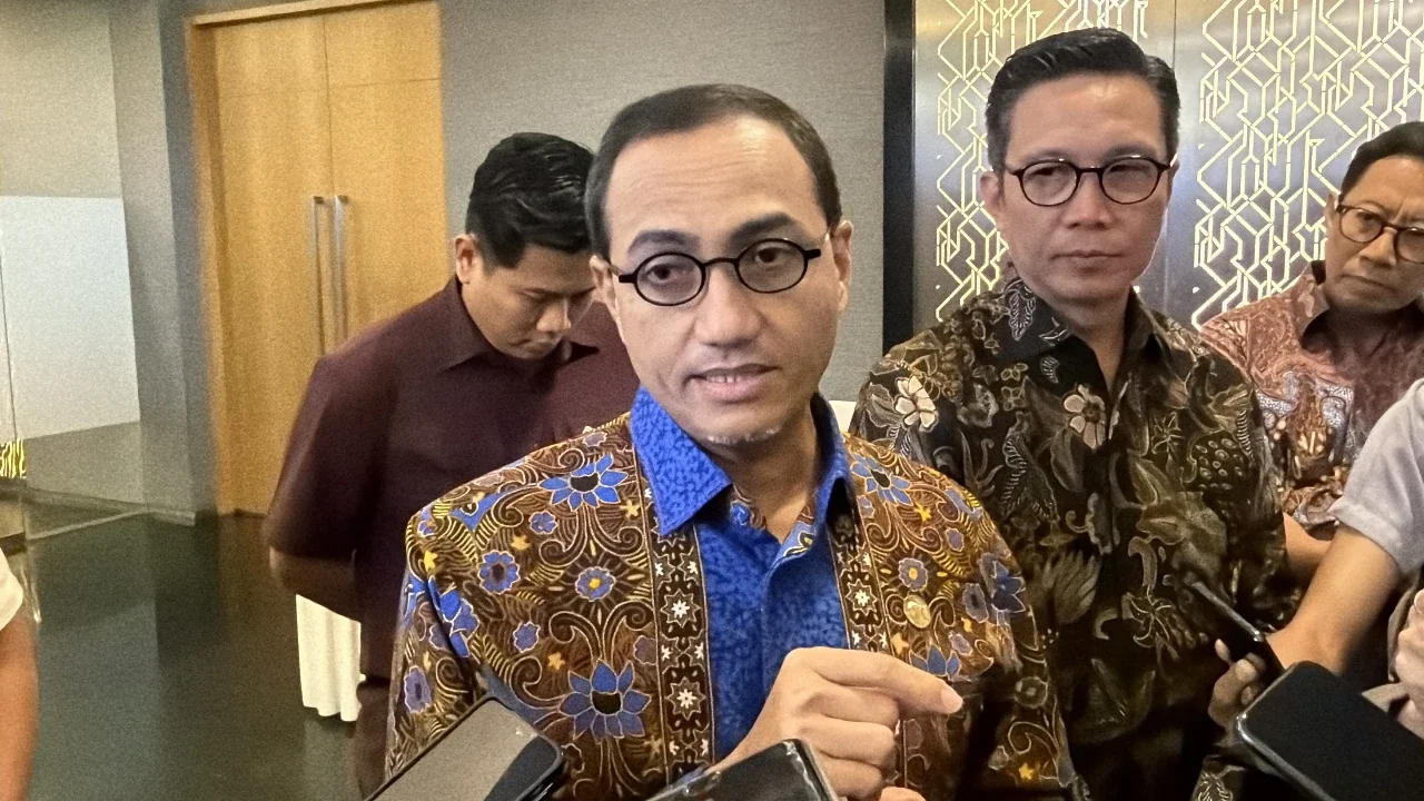 Kepala Eksekutif Pengawas Pasar Modal, Keuangan Derivatif dan Bursa Karbon OJK Hasan Fawzi  saat ditemui di Gedung BEI, Jakarta, Jumat (13/3/2026). (Foto: Liputan6.com/Tira Santia)