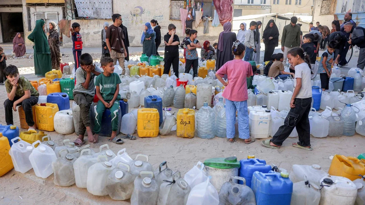 Para pengungsi perang antri menunggu mengambil air dari sebuah tangki air di kamp pengungsian di Khan Yunis di Jalur Gaza Selatan, Palestina, Sabtu (06/06/2026).