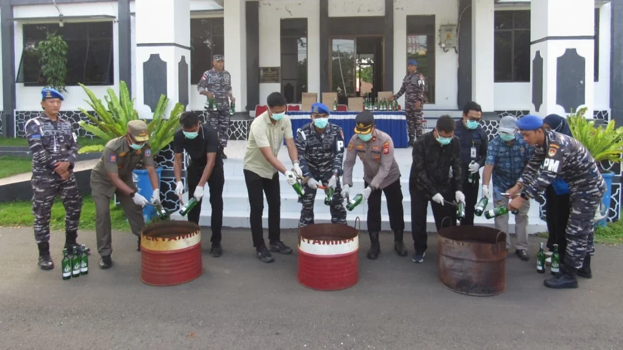 Personel Pangkalan TNI Angkatan Laut (Lanal) Morotai memusnahkan puluhan botol minuman beralkohol ilegal hasil operasi pengamanan di Markas Komando Lanal Morotai, Kabupaten Pulau Morotai, Jumat (05/06/2026)