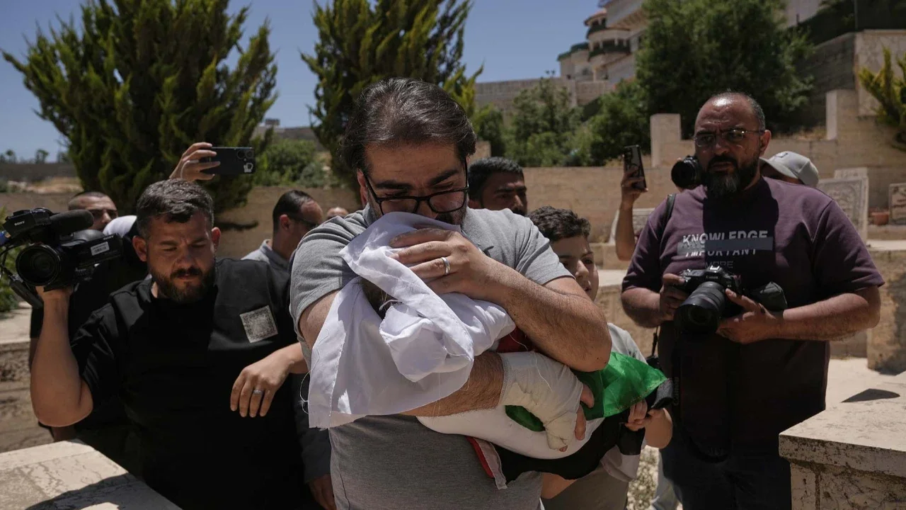 Fahd Abu Haikal, 41 tahun, memeluk jenazah putranya, Sam, bayi Palestina berusia tujuh bulan, saat prosesi pemakaman di Hebron, Tepi Barat, Sabtu (6/6/2026).