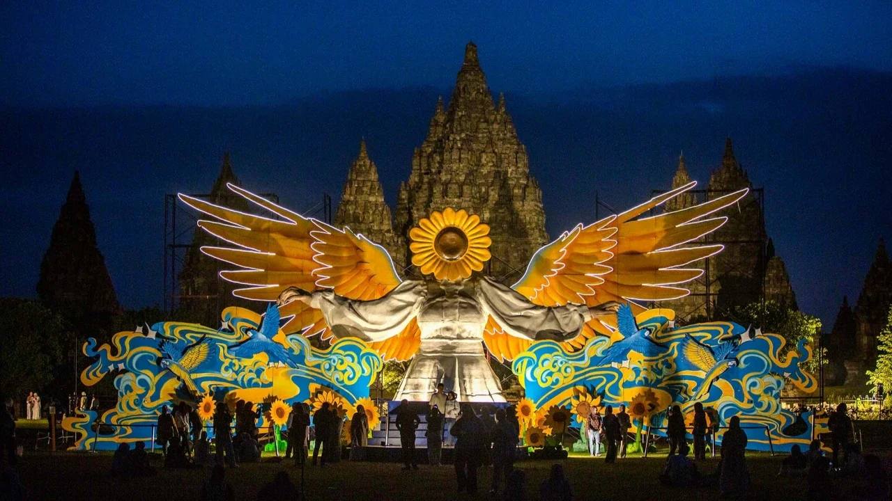 Pengunjung menyaksikan instalasi seni fiberglass setinggi sembilan meter berjudul "Sunflower Angel", karya seniman lokal Arrofi Ramadhan, dipamerkan di kawasan Candi Prambanan di Sleman, Yogyakarta, Sabtu (6/6/2026).