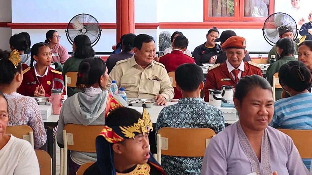 Presiden Prabowo Subianto makan siang bersama murid-murid Sekolah Rakyat Menengah Pertama (SRMP) 17 Tabanan di Kabupaten Tabanan, Bali, Minggu (07/06/2026).