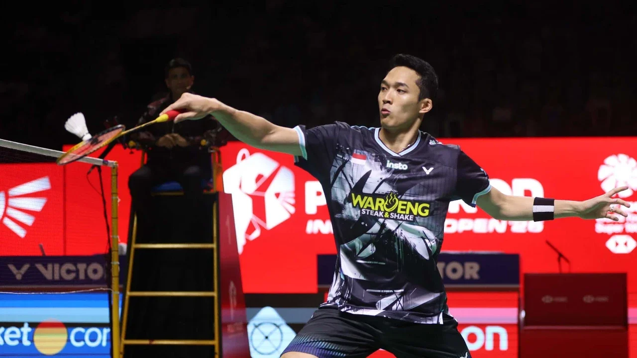 Pebulu tangkis tunggal putra Indonesia Jonatan Christie  saat bertanding melawan  tunggal putra Kanada Victor Lai pada final Polytron Indonesia Open 2026 di Istora Senayan, Jakarta, Minggu (7/6/2026).