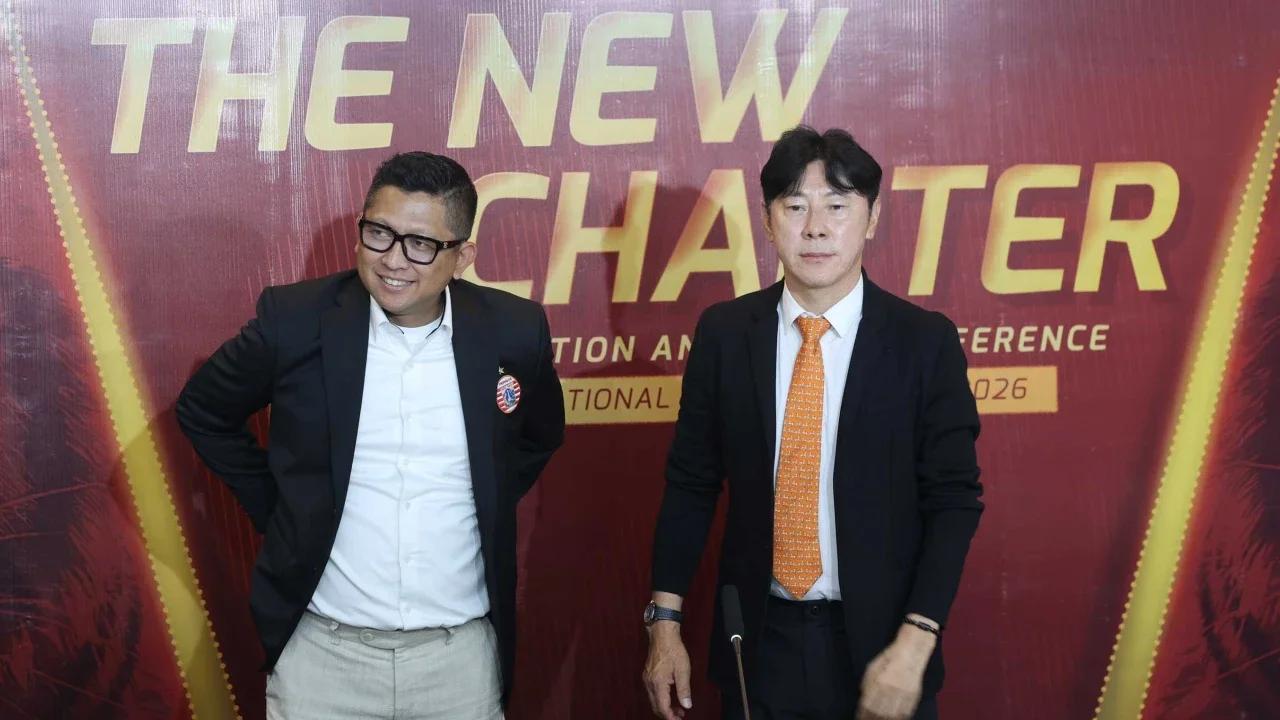 Pelatih Persija  Jakarta Shin Tae-yong bersama  Presiden Persija Mohamad Prapanca saat konpers di Jakarta International Stadium, Jakarta, Senin (8/6/2026) siang WIB.