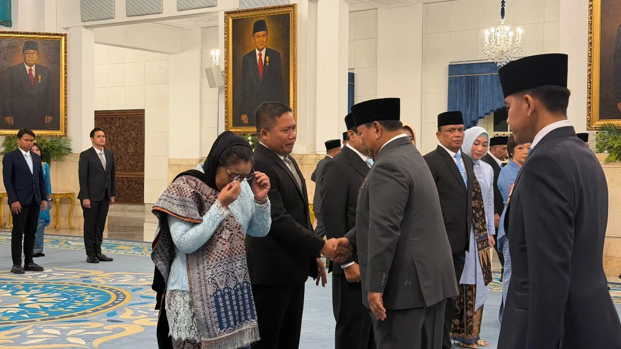 Tangis Nanik S Deyang di Depan Presiden Prabowo Usai Dilantik jadi Kepala BGN