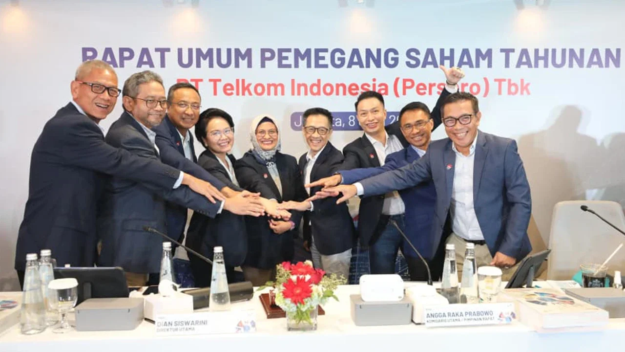 (Kiri-Kanan): Direktur Legal & Compliance Andy Kelana, Direktur Strategic Business Development & Portfolio Seno Soemadji, Direktur Network Nanang Hendarno, Direktur Enterprise & Business Service Veranita Yosephine, Direktur Utama Dian Siswarini, Direktur Human Capital Management Willy Saelan, Direktur Keuangan & Manajemen Risiko Arthur Angelo Syailendra, Direktur IT Digital Faizal R. Djoemadi, Direktur Wholesale & International Service Budi Satria Dharma Purba usai agenda RUPS Tahunan tahun buku 2025 yang dilaksanakan secara daring di Jakarta, Senin (8/6)/2026).