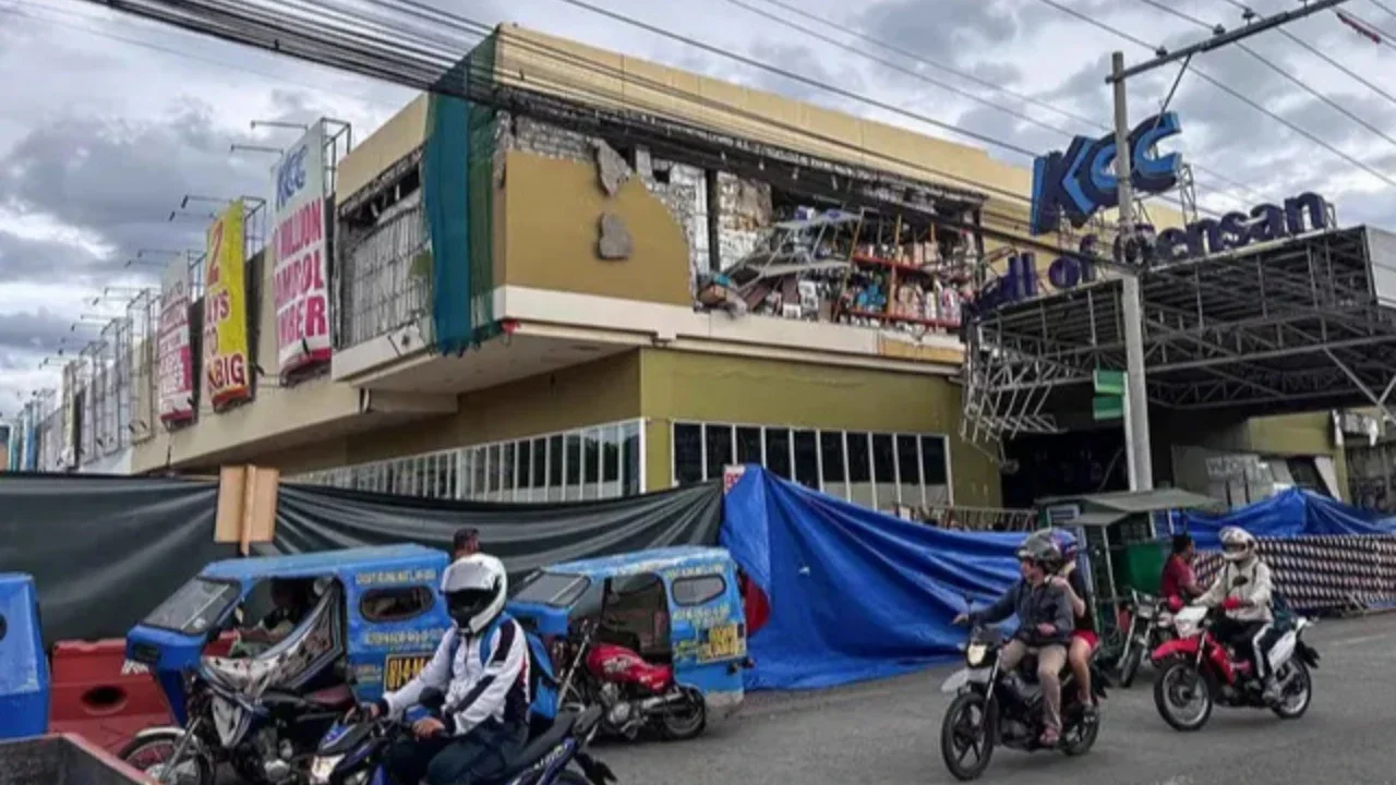 Sebuah bangunan yang runtuh terlihat setelah gempa bumi berkekuatan magnitudo 7,8 di Kota General Santos, Filipina, pada Senin 8 Juni 2026. (Edwin Espejo/AFP)