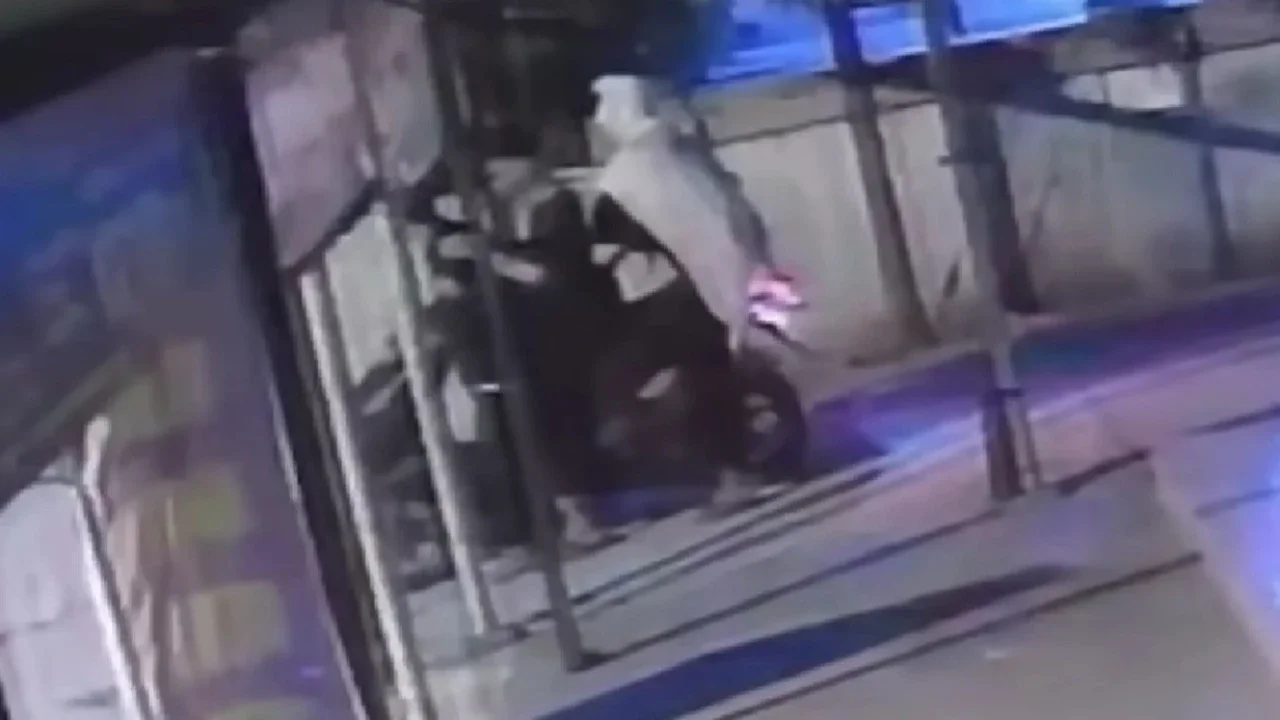 Video CCTV Teror Pocong Hebohkan Warga Solo, Wali Kota Respati Janji Tindak Tegas Pelaku