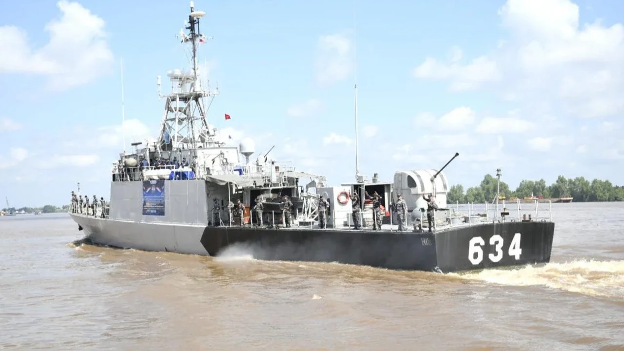KRI HIU-634 bersiap menjalankan misi Ekspedisi Rupiah Berdaulat (ERB) 2026 di Pelabuhan Trisakti, Banjarmasin, Kalimantan Selatan, Senin (09/06/2026).