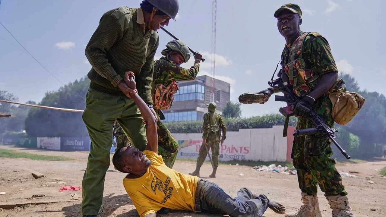 Seorang demonstran ditangkap oleh polisi anti huru hara selama demonstrasi menentang rencana pembangunan pusat karantina Ebola oleh Amerika Serikat di Pangkalan Udara Laikipia di Nanyuki, Kenya, Selasa (9/6/2026).