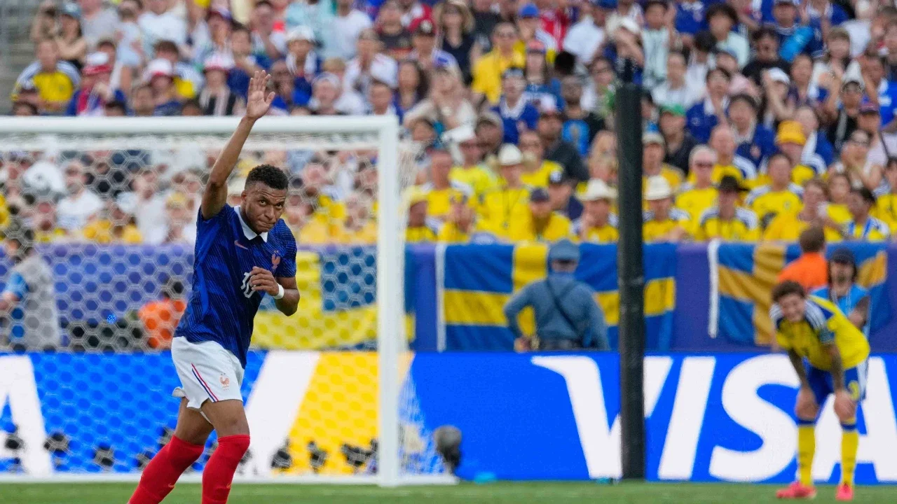Pemain Prancis Kylian Mbappe bereaksi saat meninggalkan lapangan selama pertandingan sepak bola babak 32 besar Piala Dunia antara Prancis dan Swedia di East Rutherford, N.J., dekat New York, Selasa, (30/06/2026).