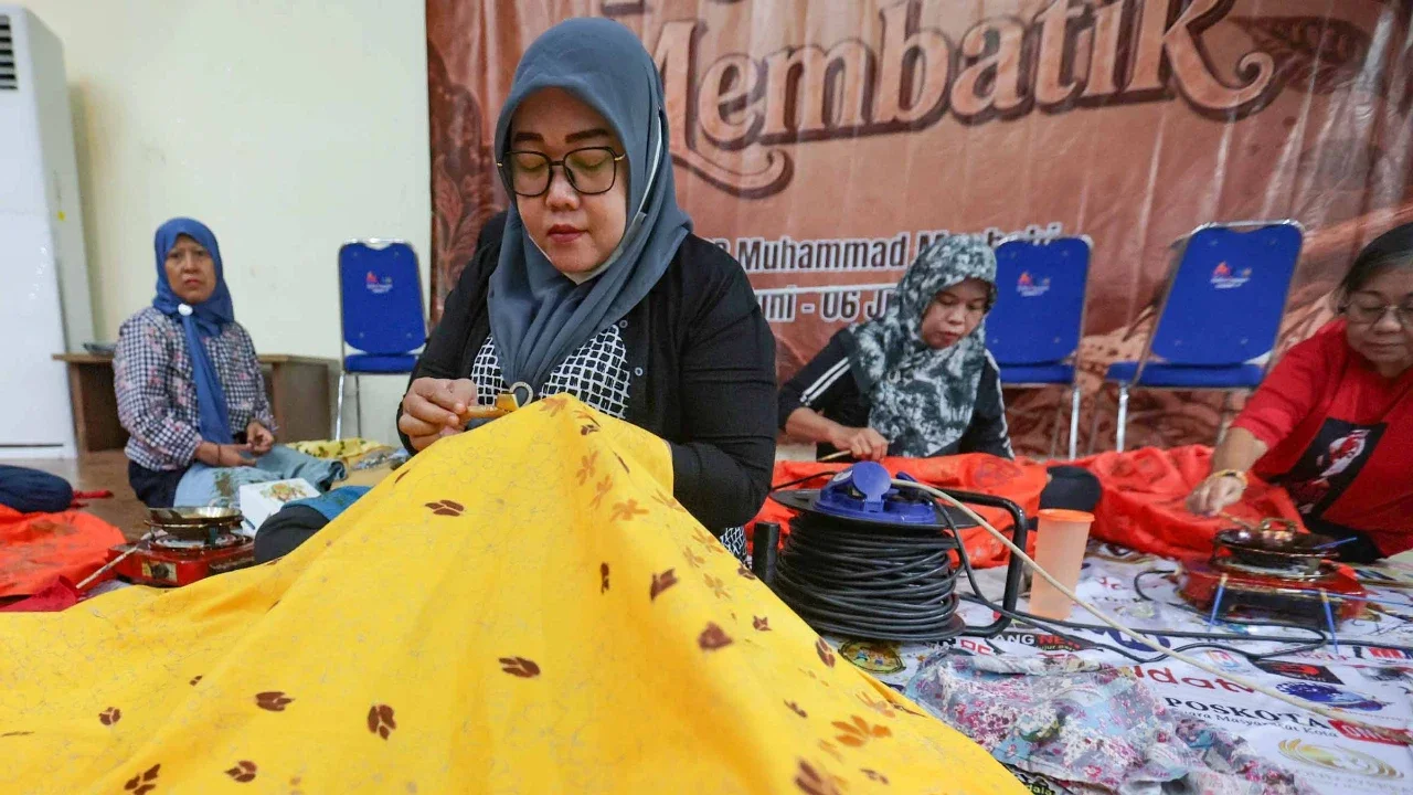 Peserta mengikuti pelatihan seni membatik di Gedung Pusat Pelatihan Seni Budaya (PPSB) Muhammad Mashabi di Jalan KH Mas Mansyur, Kebon Melati, Tanah Abang, Jakarta Pusat, Rabu (1/07/2026).
