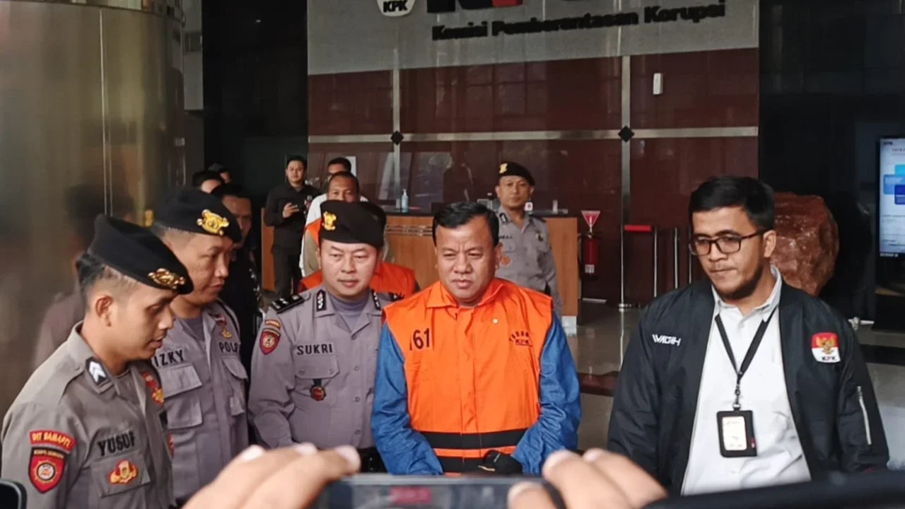 Kenakan Rompi Oranye, Bupati Kuansing Resmi Ditahan KPK