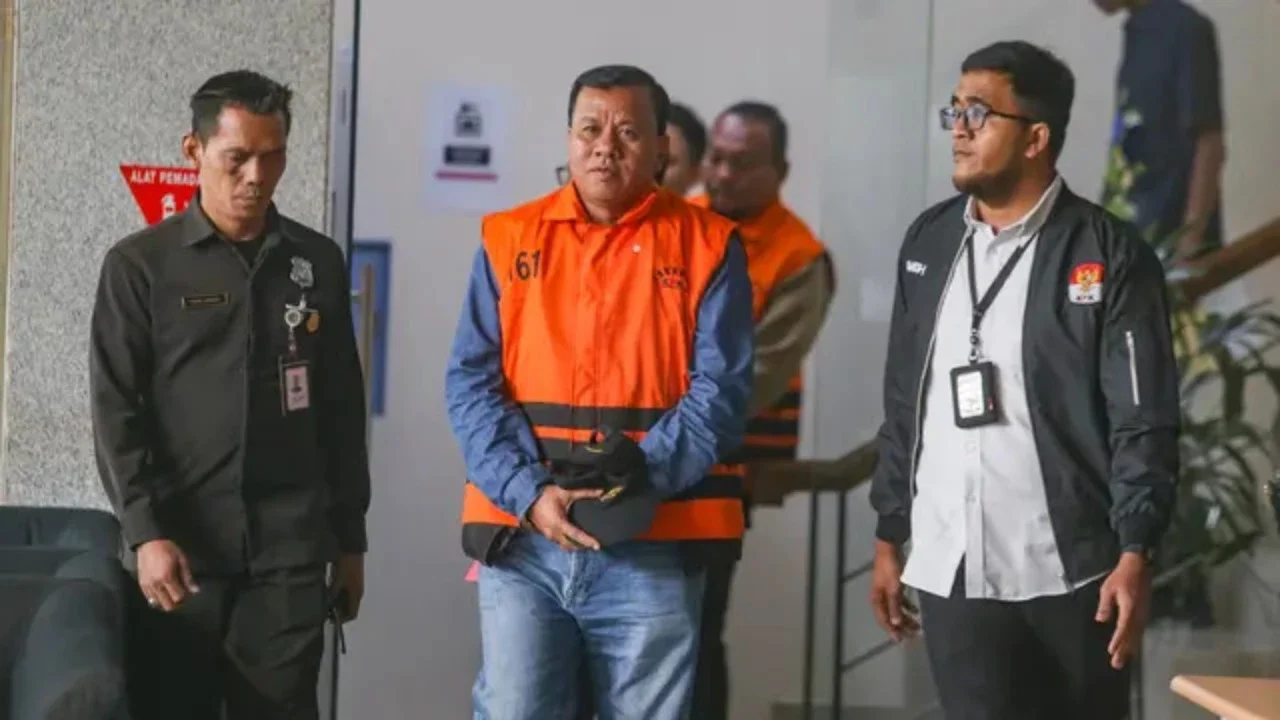 Bupati Kuantan Singingi Suhardiman Amby usai menjalani pemeriksaan di Gedung Merah Putih KPK, Jakarta, Rabu (1/7/2026). (Merdeka.com/ arie Basuki)