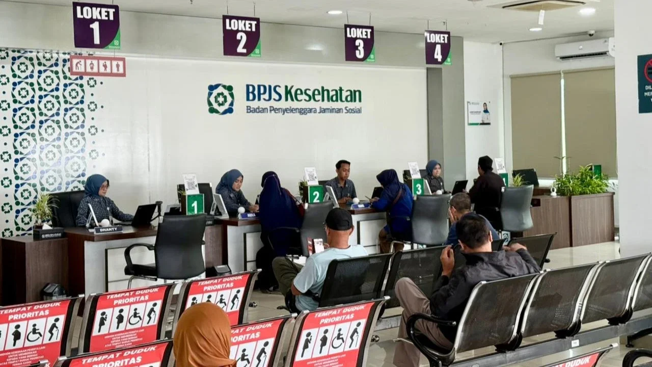 Sejumlah petugas BPJS Kesehatan memberikan pelayanan kepada masyarakat di kantor BPJS Kesehatan Kota Depok. (Istimewa)